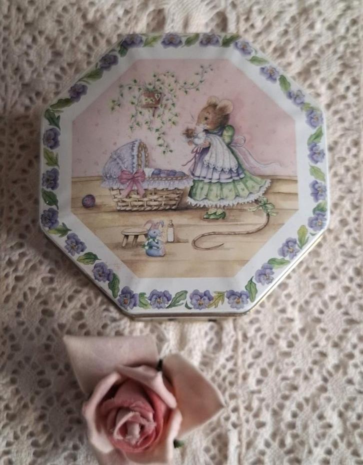 Vera de muis blikje, paarse viooltjes, Marjolein Bastin, Verzamelen, Blikken, Gebruikt, Overige, Overige merken, Ophalen of Verzenden