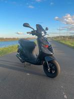 Piaggio zip 2021 full option, Fietsen en Brommers, Scooters | Piaggio, Ophalen, Zip, Zo goed als nieuw