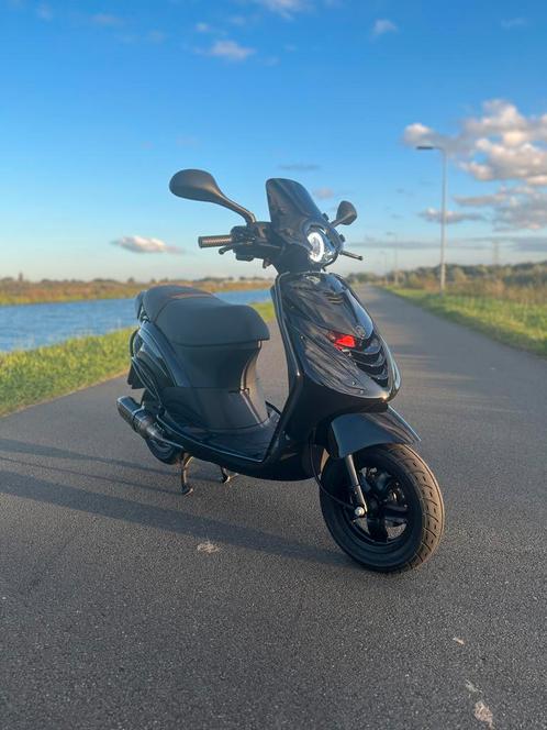 Piaggio zip 2021 full option, Fietsen en Brommers, Scooters | Piaggio, Zo goed als nieuw, Zip, Ophalen