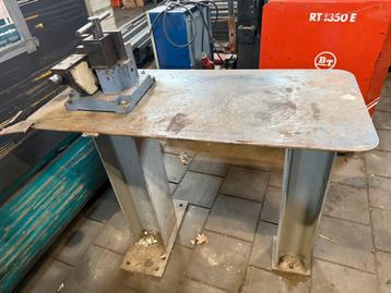 Bernardo WB 200 draaibare machineklem op stalen tafel beschikbaar voor biedingen