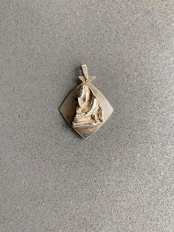Zilveren hanger in goede staat beschikbaar voor biedingen