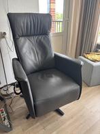 Zgan lederen Sta-op-stoel die kan draaien, grijs, Huis en Inrichting, Fauteuils, Ophalen, Zo goed als nieuw, Leer, 50 tot 75 cm