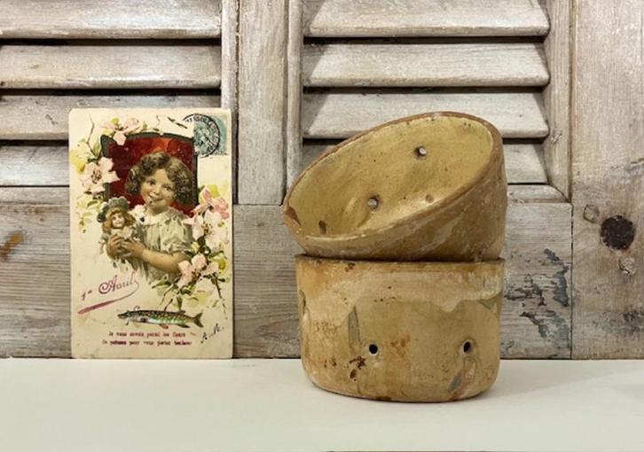 Set van twee ambachtelijke Provençaalse kaasmallen zachtgeel, Antiek en Kunst, Antiek | Keramiek en Aardewerk, Ophalen of Verzenden