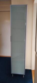 Nette badkamerkast met glazen planken Ikea., Huis en Inrichting, Badkamer | Badkamermeubels, Ophalen, (Half)hoge kast, Minder dan 50 cm