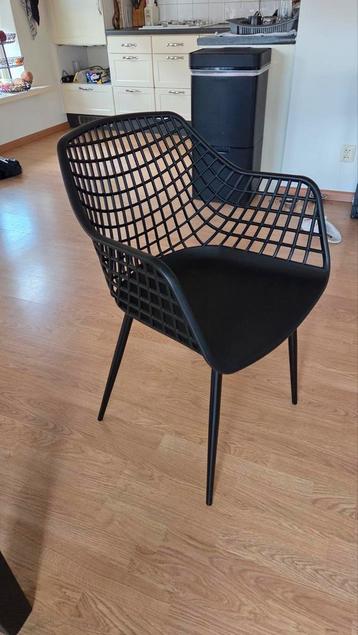 4x kunststof stoelen geschikt voor zowel binnen als buiten  beschikbaar voor biedingen