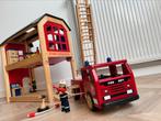 Grote houten brandweerkazerne met auto! 63 x 27 x 56 cm), Kinderen en Baby's, Speelgoed | Houten speelgoed, Ophalen, Gebruikt