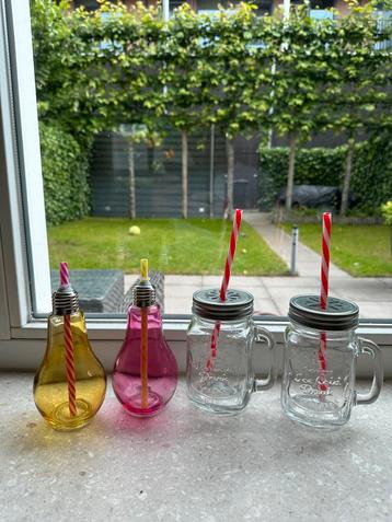 Gekleurde drinkglazen met rietje beschikbaar voor biedingen