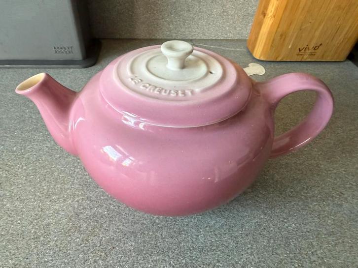 Le Creuset Theepot met zeef - Roze, Huis en Inrichting, Keuken | Servies, Zo goed als nieuw, Overige typen, Overige stijlen, Aardewerk