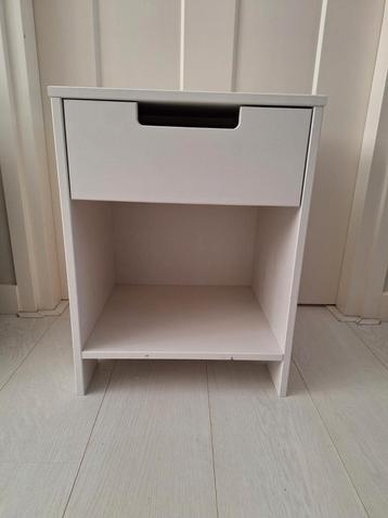 Nachtkastje wit met lade beschikbaar voor biedingen