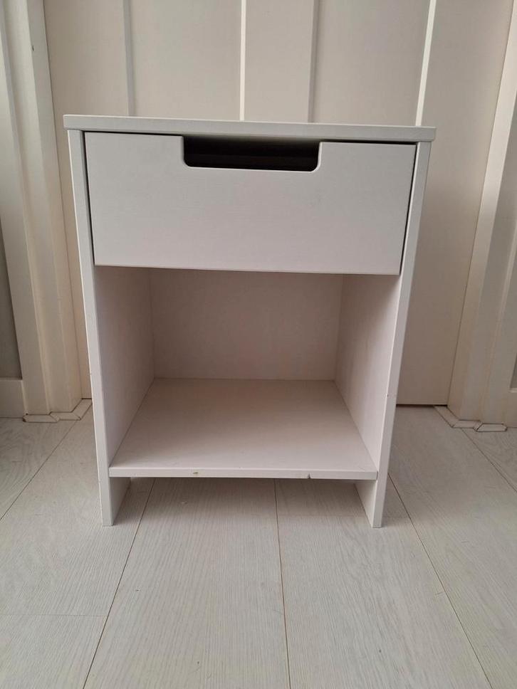 Nachtkastje wit met lade, Huis en Inrichting, Slaapkamer | Nachtkastjes, Zo goed als nieuw, Minder dan 55 cm, Minder dan 45 cm