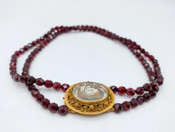 Glasgranaten ketting met 18 karaats gouden rouwslot, 1867 beschikbaar voor biedingen
