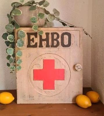 Leuk houten wandkastje hangkastje EHBO houtsnijwerk vintage  beschikbaar voor biedingen