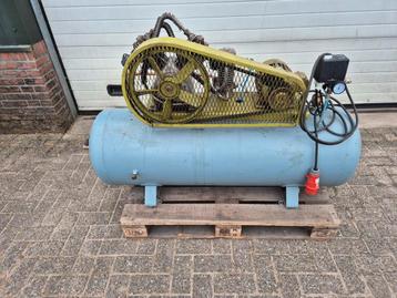 Te koop 2cilinder compressor.  beschikbaar voor biedingen