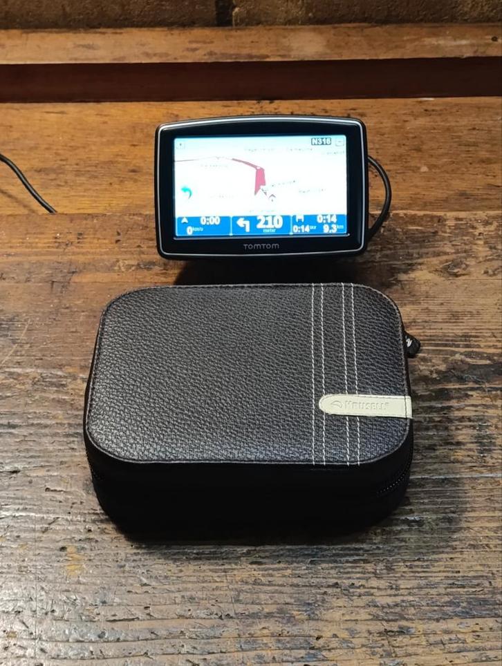 TomTom navigatiesysteem met beschermhoes, Auto diversen, Autonavigatie, Gebruikt, Ophalen of Verzenden