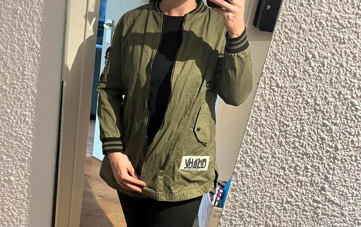 Groene bomberjas met patches & camo voering – maat S, Kleding | Heren, Jassen | Zomer, Zo goed als nieuw, Groen, Ophalen of Verzenden