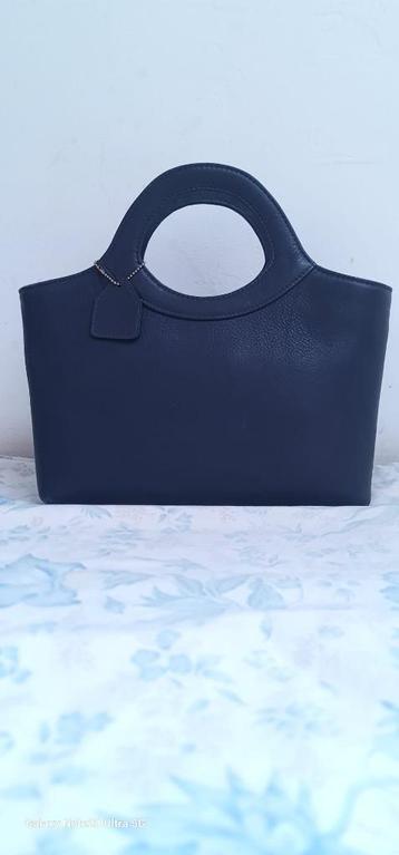 Stijlvolle blauwe handtas beschikbaar voor biedingen