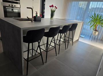 Leuke velvet barkrukken! 4 stuks.                    
Nieuwe beschikbaar voor biedingen