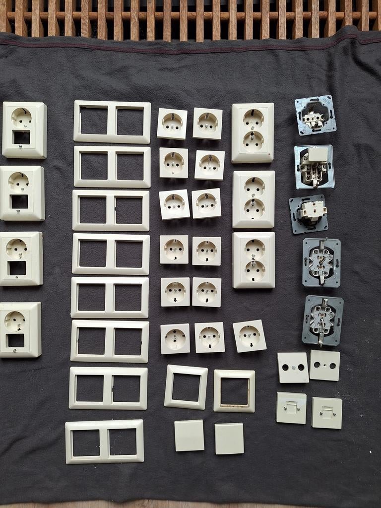 Jung schakelmateriaal crème, Doe-het-zelf en Verbouw, Ophalen of Verzenden, Gebruikt, Stopcontact