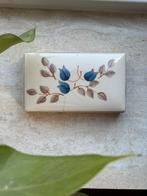 Vintage doosje van porselein en handgeschilderde decoratie, Ophalen of Verzenden