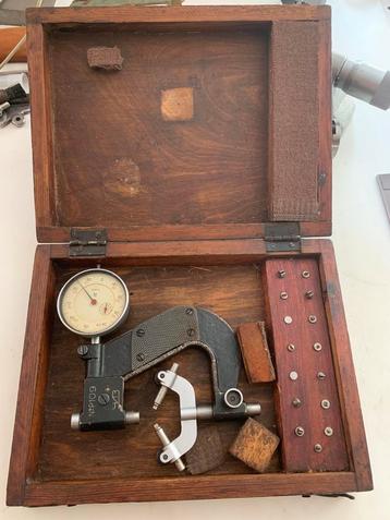 Driepunts schroefdraad micrometer met toebehoren. beschikbaar voor biedingen