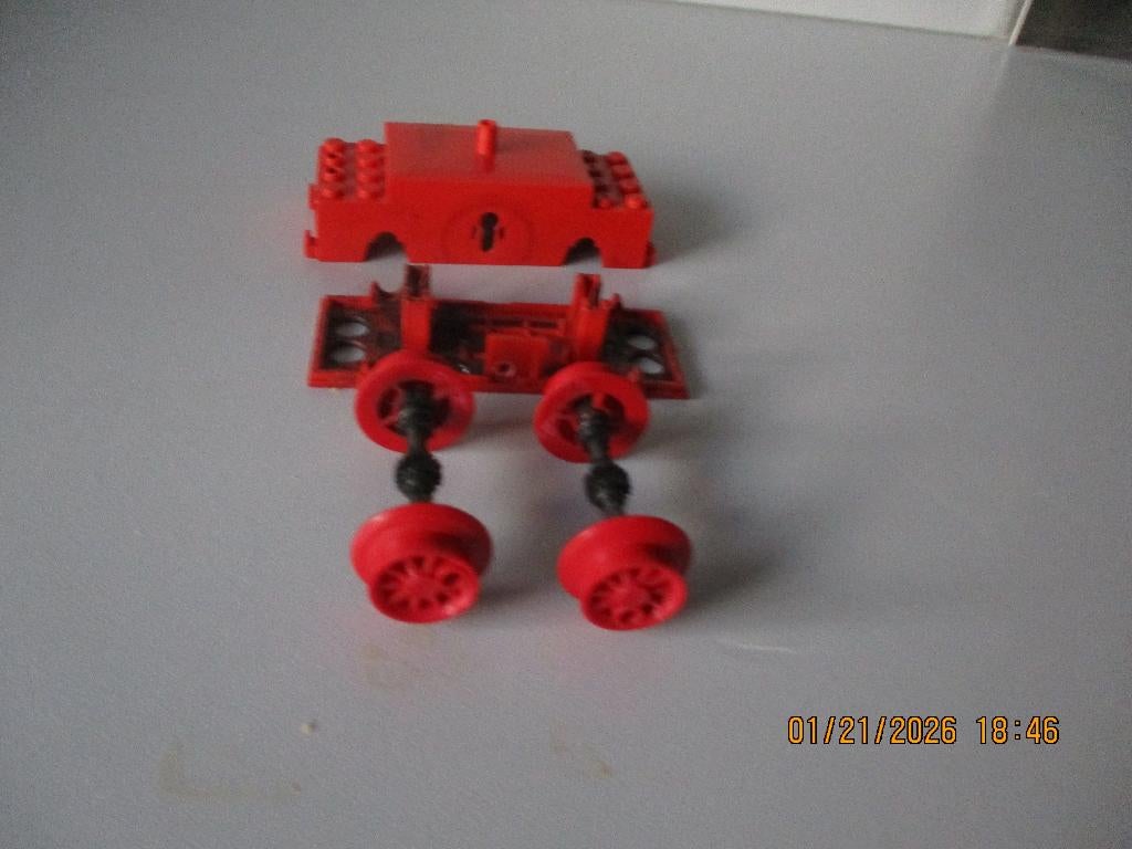 LEGO 12v RODE Treinmotorhuis en 4 Wielen en 2 Assen!!, Ophalen of Verzenden, Gebruikt, Losse stenen, Lego