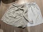 Zwart - wit gestreepte dames korte broek. Maat M., Kleding | Dames, Broeken en Pantalons, Ophalen of Verzenden, Zo goed als nieuw
