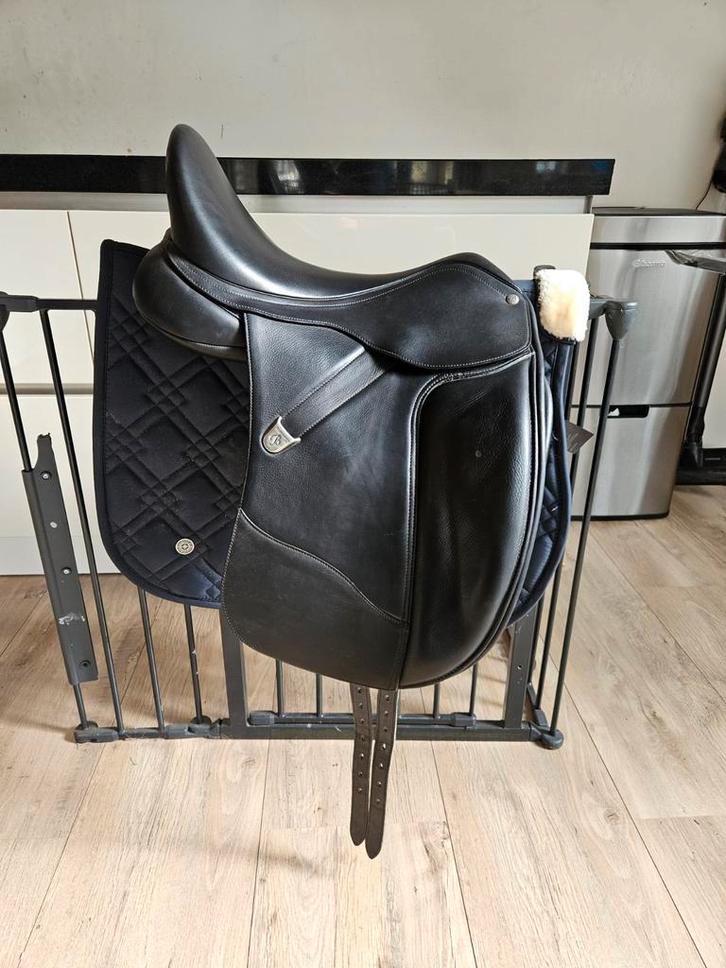 4 zadels,  2 Bates vzh en dressuur luxe, euroriding, KN, Dieren en Toebehoren, Paarden en Pony's | Zadels, Zo goed als nieuw, Dressuur