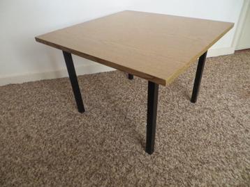 Vierkante vintage bijzettafel met zwarte metalen poten. beschikbaar voor biedingen