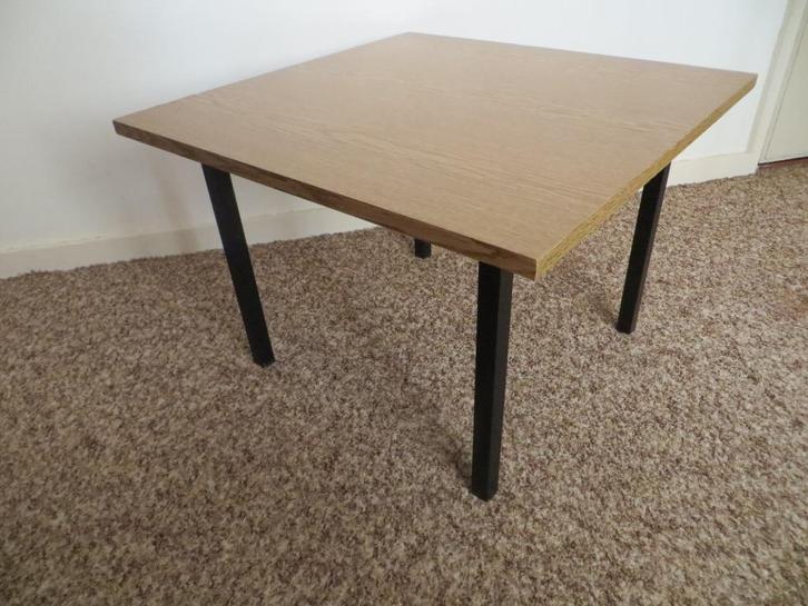 Vierkante vintage bijzettafel met zwarte metalen poten., Huis en Inrichting, Tafels | Bijzettafels, Gebruikt, Vierkant, Minder dan 45 cm
