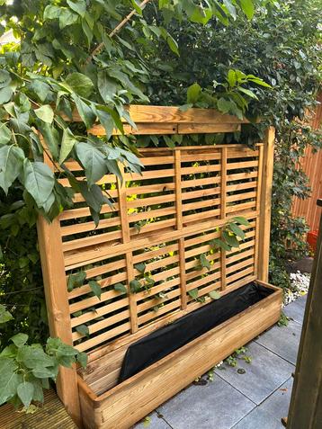 Hoge plantenbak intratuin beschikbaar voor biedingen