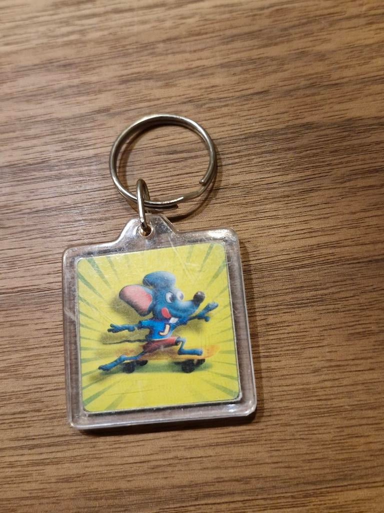 475 Leuke sleutelhanger met muis op skateboard, Ophalen of Verzenden, Gebruikt, Knuffel of Figuurtje