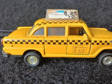 Gele taxi 1:34 beschikbaar voor biedingen
