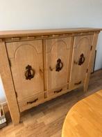 Eiken houten kast met gietijzer grepen