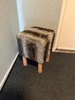 Houten krukje met bont bekleed, Ophalen, Nieuw, Hout