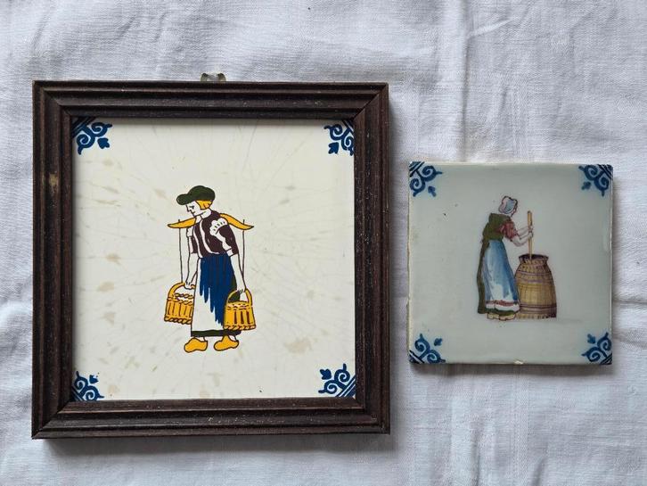 Tegel Makkum (2x) Melkmeisje met juk en met boter karnen., Antiek en Kunst, Antiek | Wandborden en Tegels, Ophalen of Verzenden