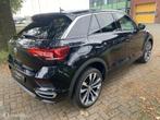 Volkswagen T-Roc 1.5 TSI I R line I 19 inch I navigatie I, Auto's, Volkswagen, Stof, Zwart, 4 cilinders, Zwart