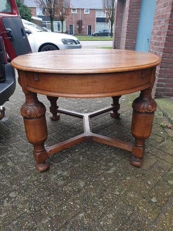 Oude ovale zware eikenhouten tafel  beschikbaar voor biedingen