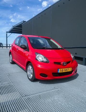 Toyota Aygo 1.0 12V Vvt-i 5DRS 2010 Rood beschikbaar voor biedingen
