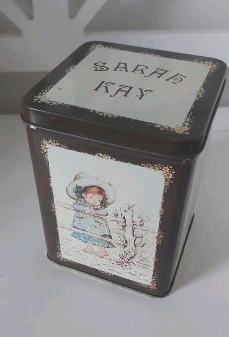Sarah kay blikje vintage blik bruin met afbeeldingen Sarah, Verzamelen, Blikken, Zo goed als nieuw, Overige, Overige merken, Ophalen of Verzenden