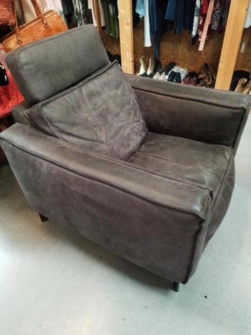 2 grijs leren stoelen. beschikbaar voor biedingen