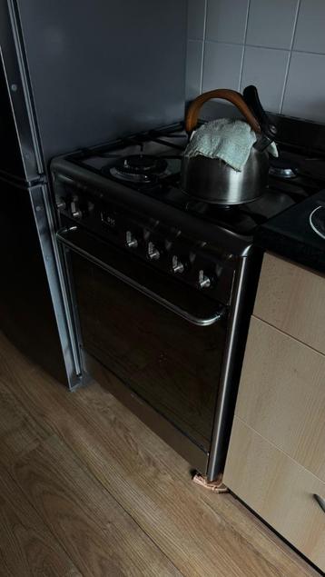 Smeg vrijstaande gaskookplaat met oven beschikbaar voor biedingen