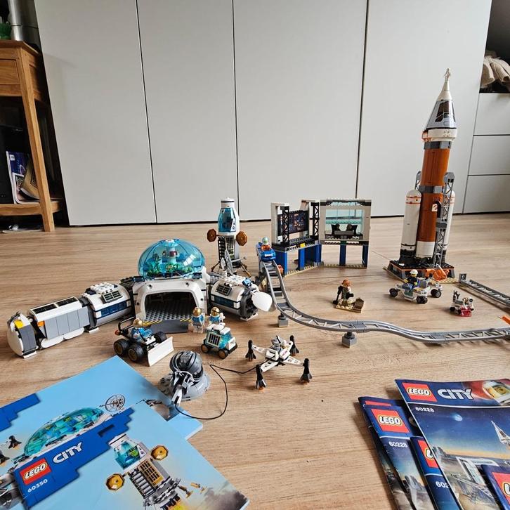 Lego City 60228 – Ruimtevaart raket + 60350 Onderzoekstation, Kinderen en Baby's, Speelgoed | Duplo en Lego, Zo goed als nieuw