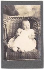 Foto op karton - Kind  -Baby - Witte Jurk - Rieten Stoel, Gebruikt, Foto, Ophalen of Verzenden, Voor 1940