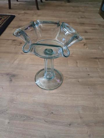 Glazen schaal op voet .27.5 cm hoog en 26 cm breed.  beschikbaar voor biedingen