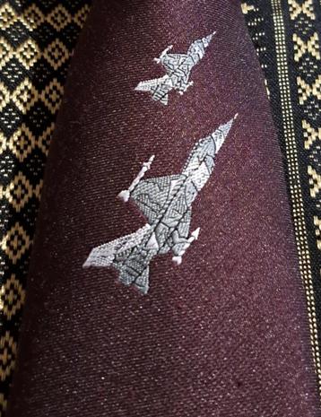 Rode stropdas met 2 x straaljager vliegtuig beschikbaar voor biedingen