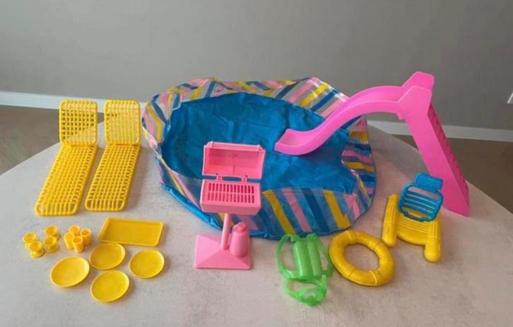 Barbie zwembad met vele leuke accessoires, Ophalen of Verzenden, Gebruikt, Accessoires