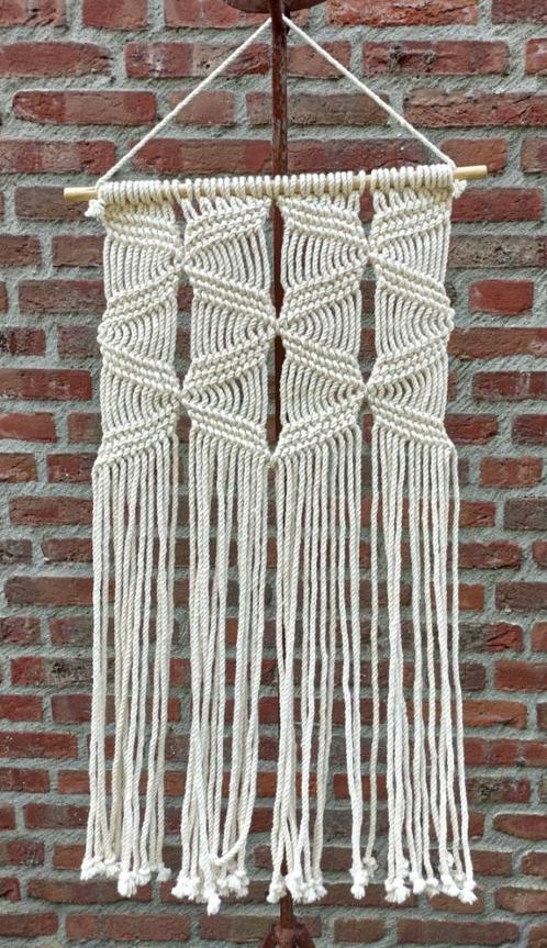 Macramé geknoopte hanger wanddecoratie met ophangstok, Huis en Inrichting, Woonaccessoires | Wanddecoraties, Zo goed als nieuw