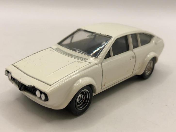 Solido 82 Alfa Romeo Alfetta GTV wit -GOED- M26, Hobby en Vrije tijd, Modelauto's | 1:43, Gebruikt, Auto, Solido, Ophalen of Verzenden