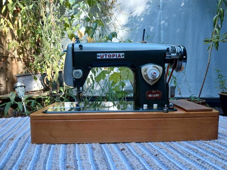 Vintage Utopia De Luxe Naaimachine, Antiek en Kunst, Antiek | Naaimachines, Ophalen of Verzenden