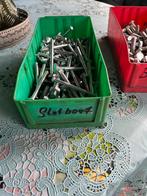 Diverse bouten in bakken, Ophalen